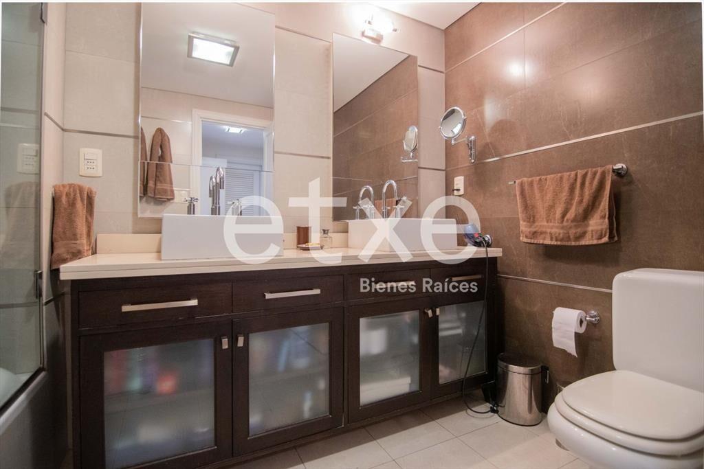 Venta de Apartamento sobre Rambla de Pocitos...