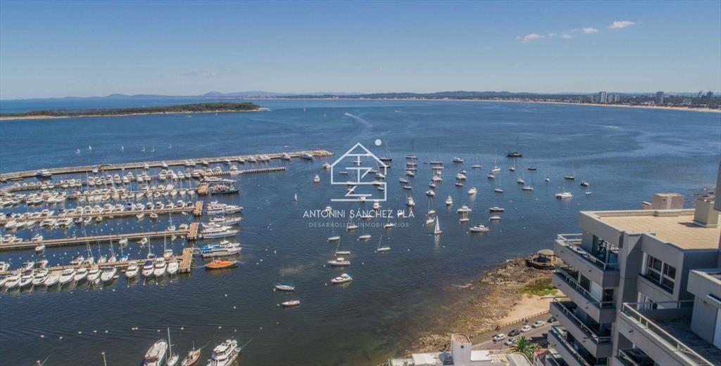 PISO ALTO CON VISTA AL PUERTO