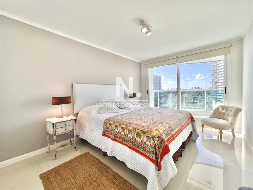 Vende apartamento de 2 dormitorios en Punta del