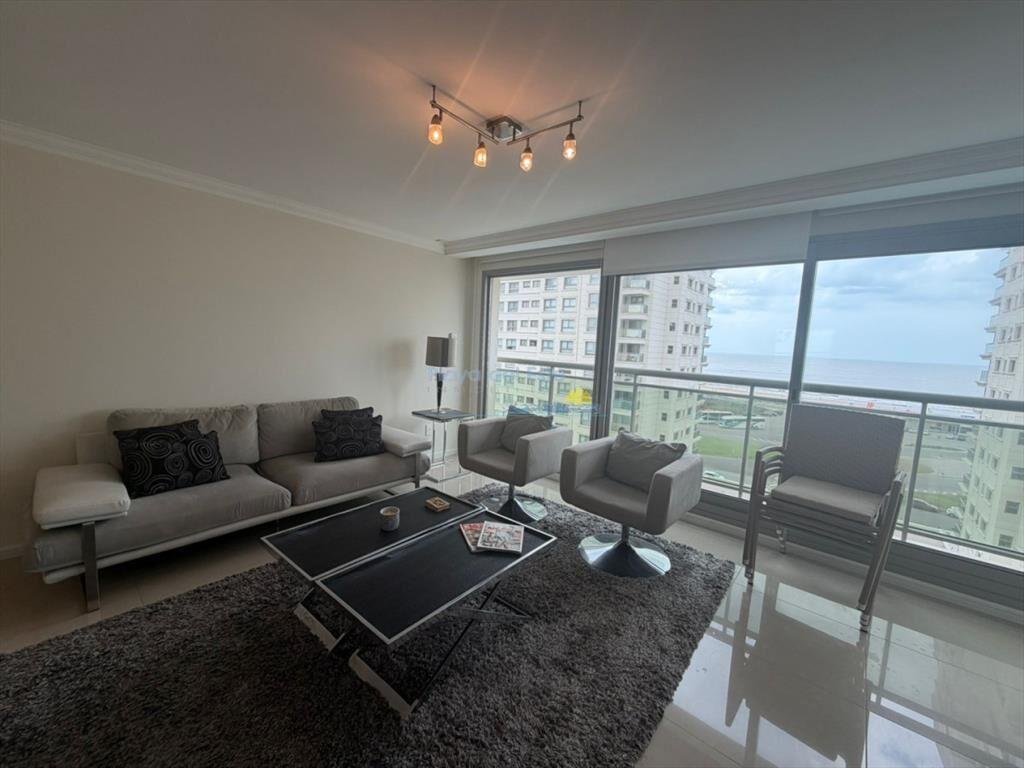 Apartamento de 3 dormitorios en Venta en Punta ,