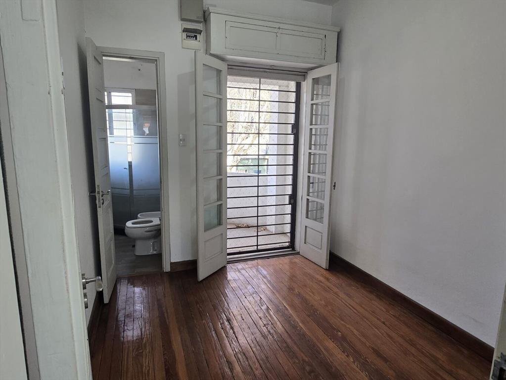 Casa de altos, muy actualizada, con amplios desahogos, para