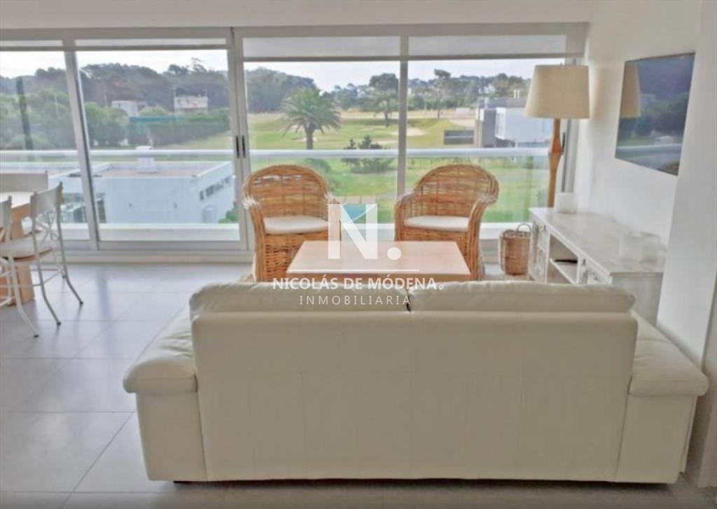Vende apartamento de 2 dormitorios en Punta del